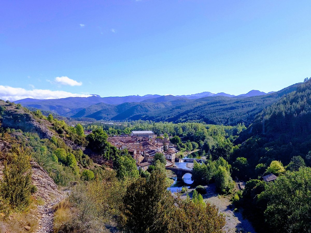 lakukula's tweet photo. Nuestra fotografía para la semana #39de52 del proyecto de @mongeleon con el tema #delejos es esta vista lejana del pueblo de Burgui, Pirineo navarro, desde el monte Larringorrea. https://t.co/zJND3ovIJb
