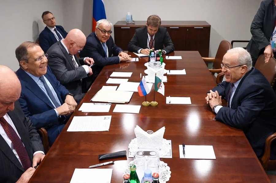 روسيا والجزائر تؤكدان: حل النزاعات يجب ان يتم وفق مبادئ الشرعية الدولية واحترام حق الشعوب في تقرير مستقبلها 
2u.pw/TajQ3