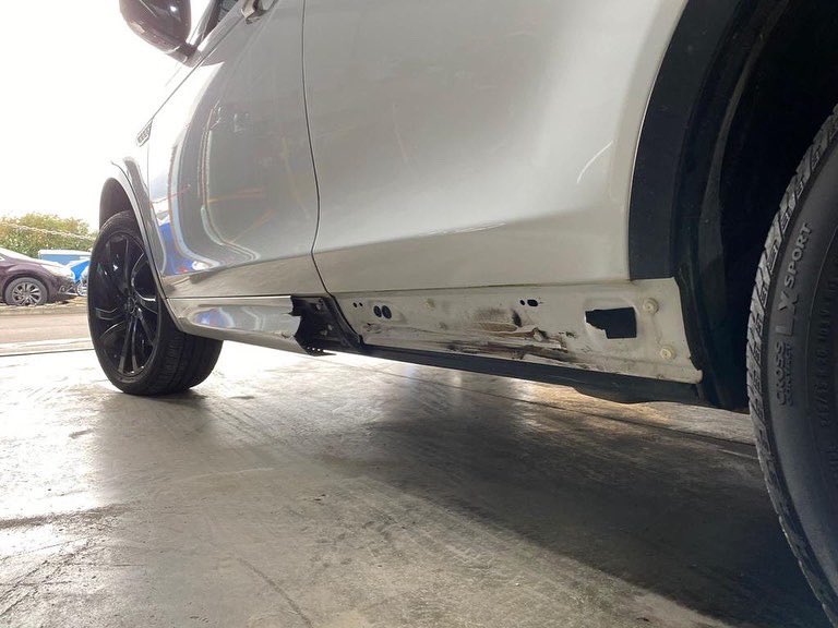 lsj_info's tweet photo. Before and after of a Land Rover Discovery. Door trims needed replacing #landrover #landroverdiscovery #discovery #4x4 #white #carrepair #repair #carbodyshop https://t.co/N7O53vUR94