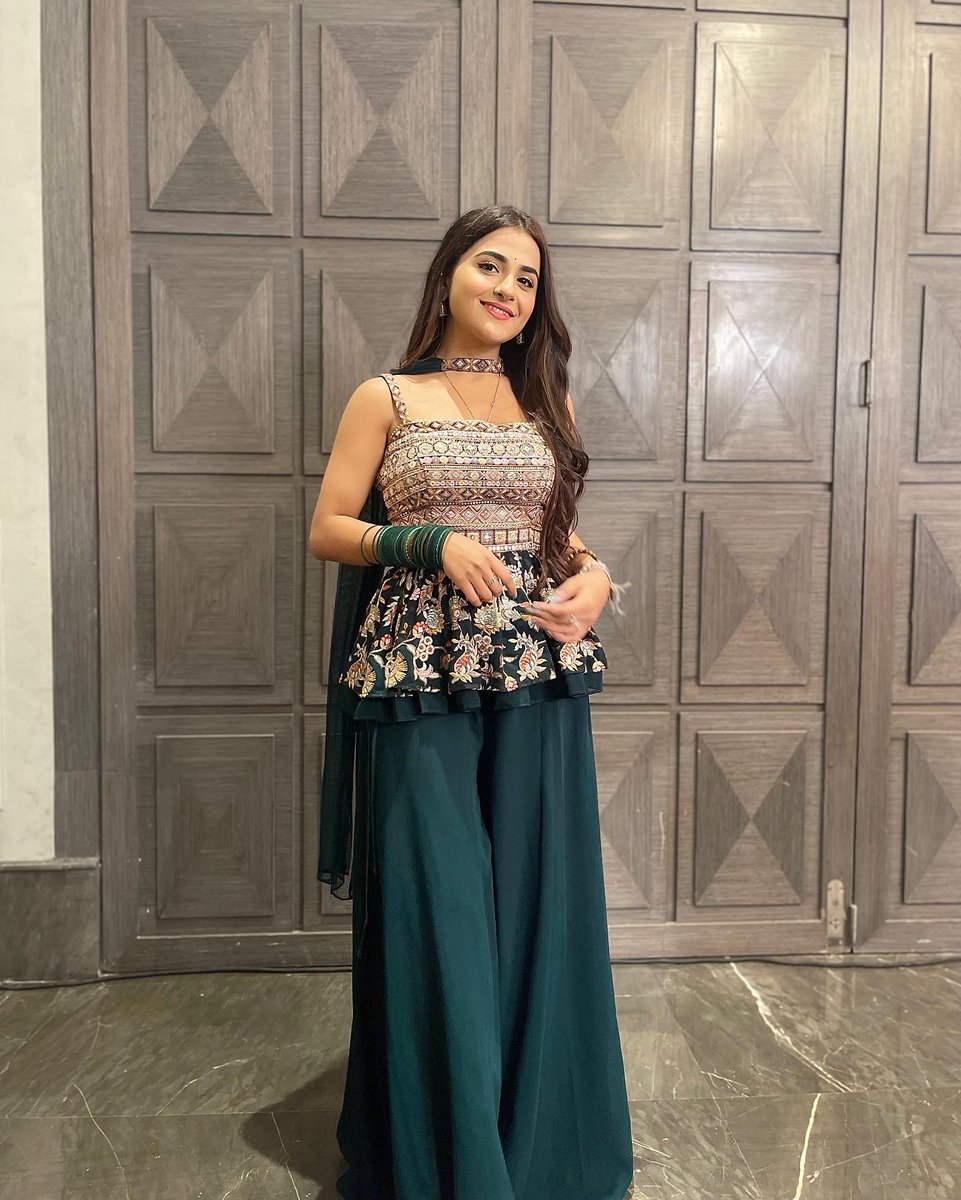 Debattama_sah's tweet photo. Hi everyone! Now that I’ve time, trying to learn more about Twitter! Hope to be regular here from now on! I’ll try! Love love love….. Happy Navratri though ✨💖 https://t.co/Zwces3daMp