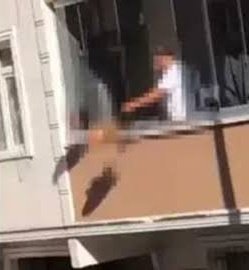 _busraatg's tweet photo. Bir tarafta"ÖLME ANNE"diye bağıran bir evlat diğer yanda ise annesinin kafasını kesip balkondan atan evlat..Tabi böylelerine evlat denirse.Kendi katilini 9 ay karnında taşıdı bağrına bastı oğlum diye sevdi.Peki oğlu ne yaptı?Uyuşturucu için annesini öldürdü! #bagcilar #eminebulut https://t.co/7TQTILUuHW