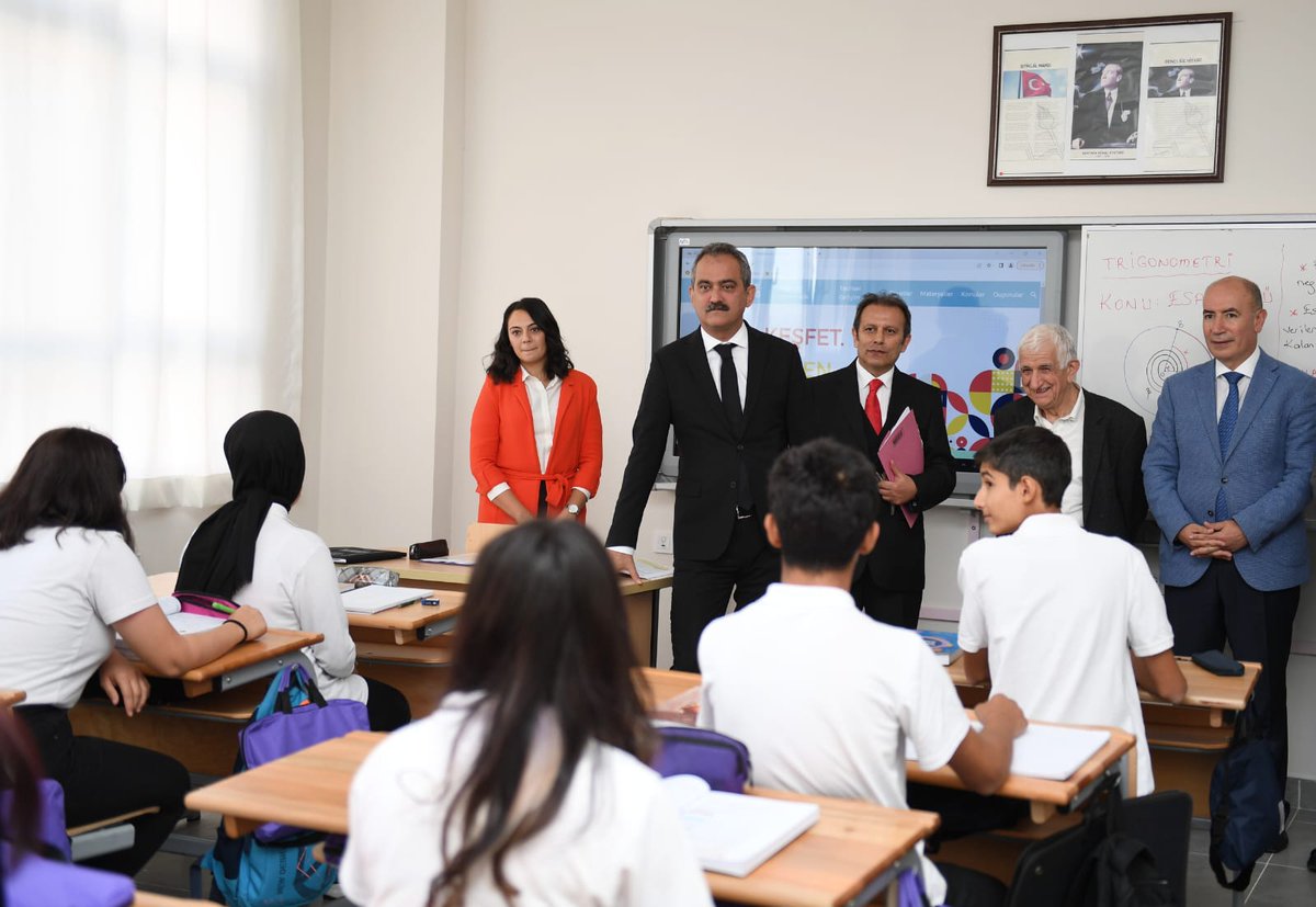 tcmeb's tweet photo. Bakan Özer, Ankara'nın Sincan İlçesinde Nazif Gürdoğan Anadolu Lisesinin Açılış Töreni’ne Katıldı

👉https://t.co/faTQzx187t https://t.co/HyJdGM2aOf