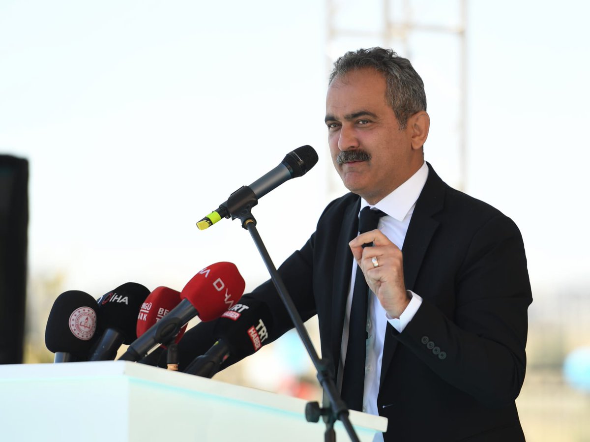 tcmeb's tweet photo. Bakan Özer, Ankara'nın Sincan İlçesinde Nazif Gürdoğan Anadolu Lisesinin Açılış Töreni’ne Katıldı

👉https://t.co/faTQzx187t https://t.co/HyJdGM2aOf