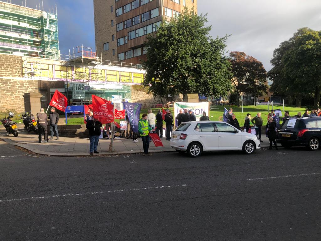 Did you know that there is a 19% gender pay gap @dundeeuni ? 👎
Management are now imposing pension cuts on their lowest paid staff 🤬
And 70% of these low paid staff are women! 🤦‍♀️
Support our strikes and help put an end to this inequality 🪧
@UoD_AthenaSWAN @Athena_SWAN