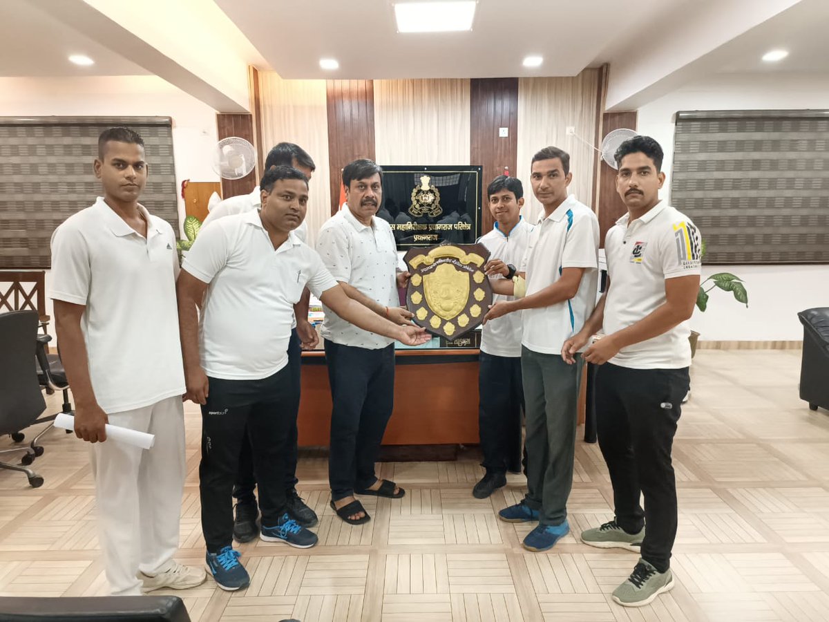 rakeshs_ips's tweet photo. Awarded to the winners of #Prayagraj_district's team, which secured #first_place in the #25th_inter_district #Police_Badminton_and_Table_Tennis_competition_2022 at Sports Stadium #Kaushambi. https://t.co/q4GztqNpeZ