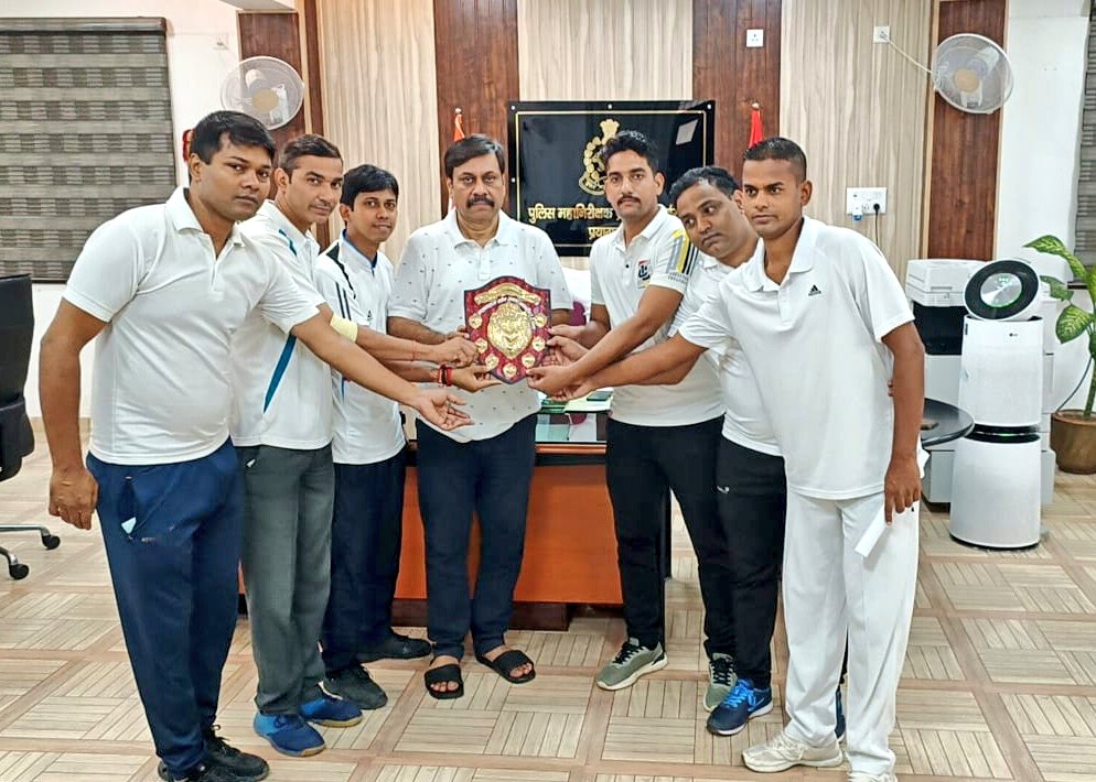 rakeshs_ips's tweet photo. Awarded to the winners of #Prayagraj_district's team, which secured #first_place in the #25th_inter_district #Police_Badminton_and_Table_Tennis_competition_2022 at Sports Stadium #Kaushambi. https://t.co/q4GztqNpeZ