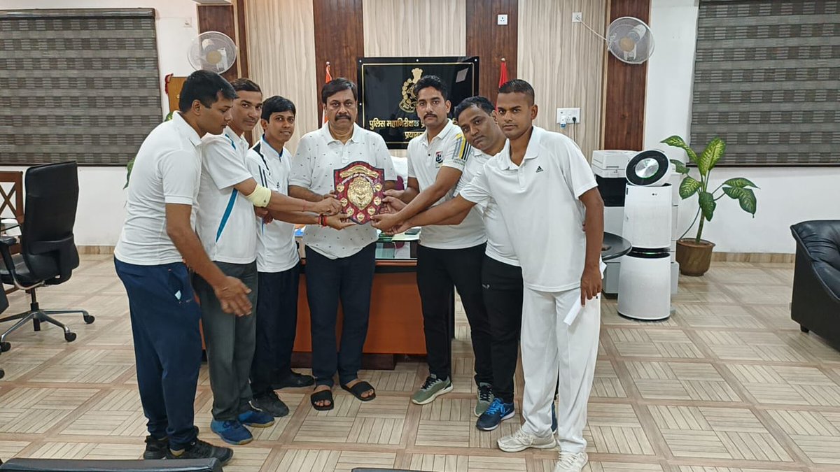 rakeshs_ips's tweet photo. Awarded to the winners of #Prayagraj_district's team, which secured #first_place in the #25th_inter_district #Police_Badminton_and_Table_Tennis_competition_2022 at Sports Stadium #Kaushambi. https://t.co/q4GztqNpeZ