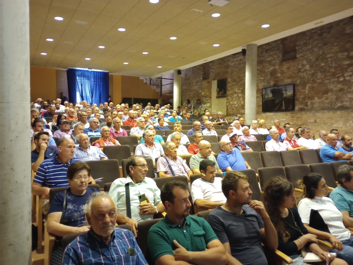 GrupoAPAG's tweet photo. #Sigüenza tuvo el viernes su jornada sobre la #ReformaPAC.
▶️En la misma línea que las anteriores: gran asistencia y mucho interés por conocer cómo les afecta la nueva PAC y qué deben hacer para cumplir los eco regímenes
✅Si eres socio de APAG busca los detalles en nuestra APP https://t.co/Vrvdny1iGU