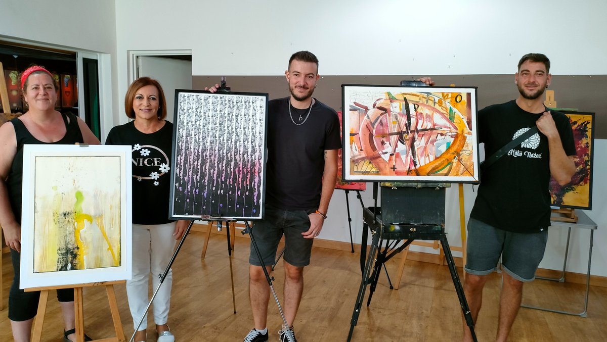 AytoHuetorVega's tweet photo. Pablo Minguillón ha sido el ganador del III Concurso de pintura rápida abstracta sobre el vino denominado "El color del ribete". 
El segundo premio ha sido para Lidia Martín y el tercero lo ha logrado Abel Villén. https://t.co/PbNqJUkOpS