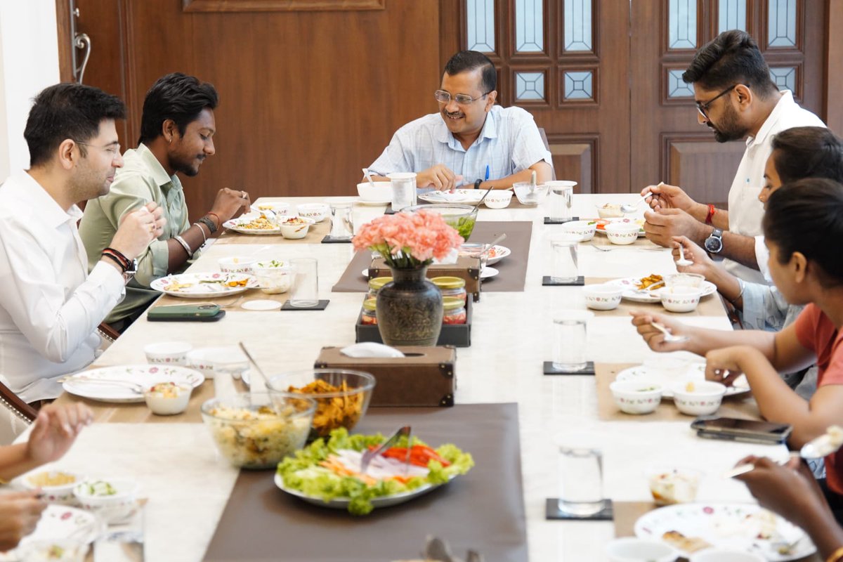 AamAadmiParty's tweet photo. Delhi CM @ArvindKejriwal hosts the family of Harsh Solanki from Gujarat for lunch at his residence. https://t.co/mXldwX36Ck