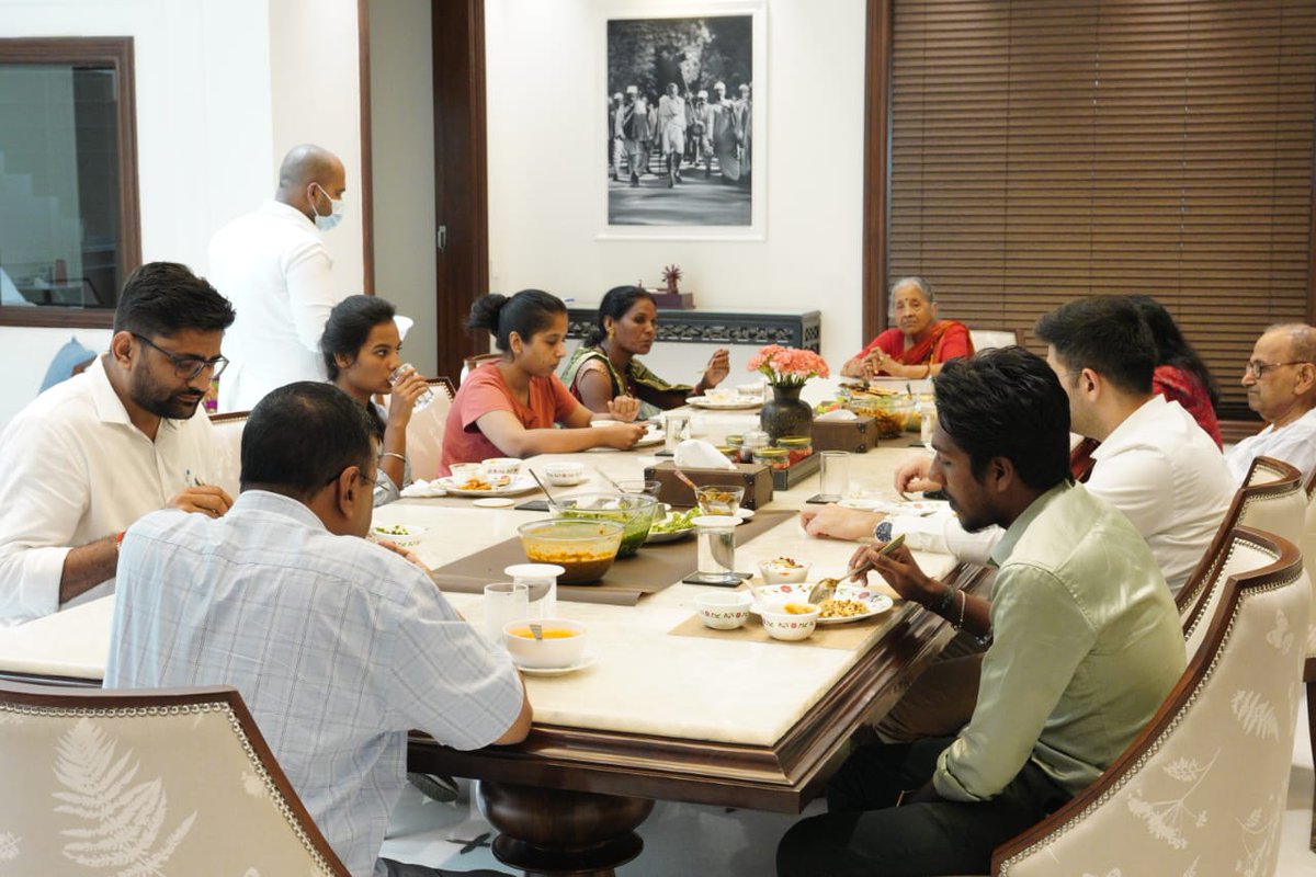 AamAadmiParty's tweet photo. Delhi CM @ArvindKejriwal hosts the family of Harsh Solanki from Gujarat for lunch at his residence. https://t.co/mXldwX36Ck