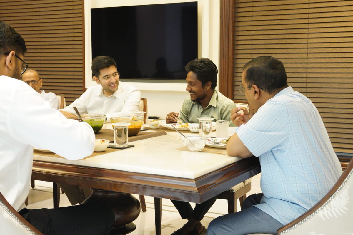 AamAadmiParty's tweet photo. Delhi CM @ArvindKejriwal hosts the family of Harsh Solanki from Gujarat for lunch at his residence. https://t.co/mXldwX36Ck