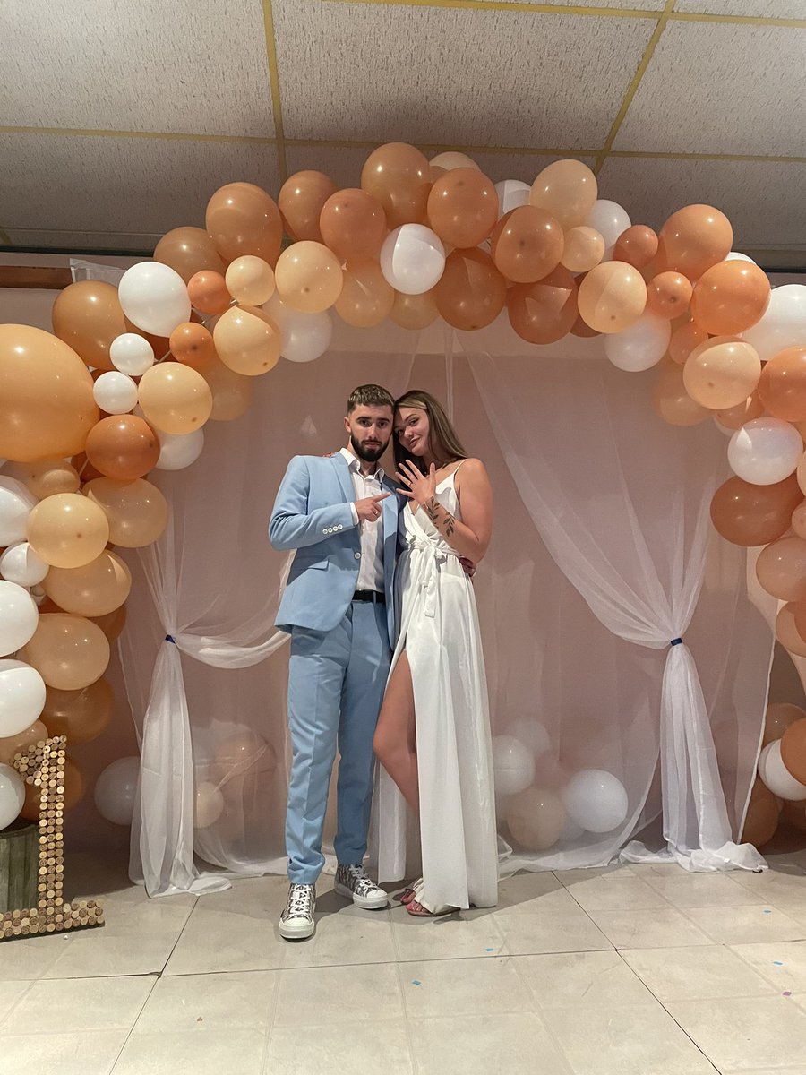 Dani_Mendes_10's tweet photo. Madame a dit OUI et je suis le plus heureux 💍❤️ https://t.co/Y0pzzOSkMa
