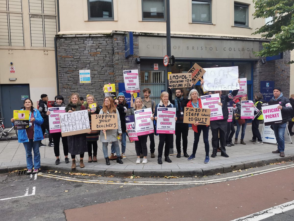 UCU_COBC's tweet photo. So much support from staff &amp; the public! The City of Bristol College should pay us respect! #RespectFE https://t.co/l09akaSOW6