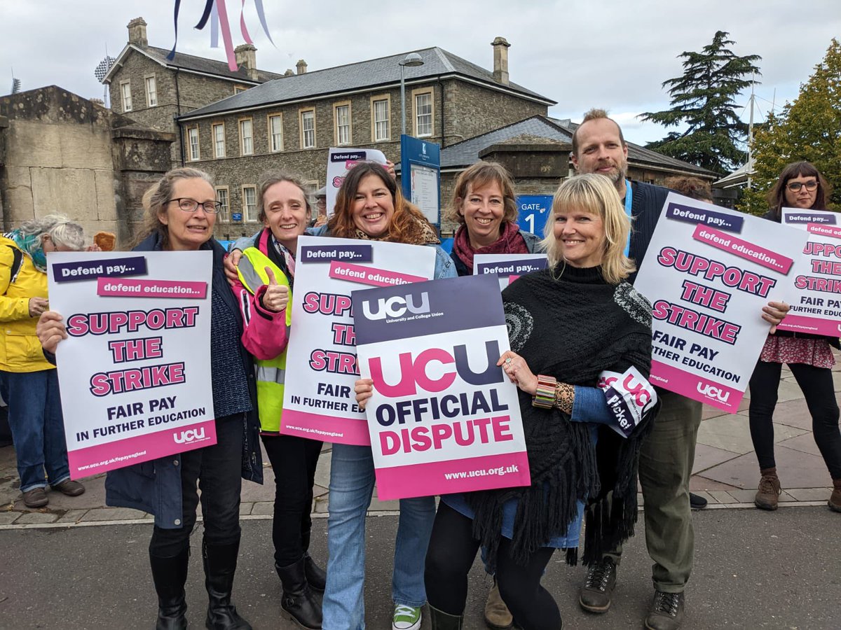 UCU_COBC's tweet photo. So much support from staff &amp; the public! The City of Bristol College should pay us respect! #RespectFE https://t.co/l09akaSOW6