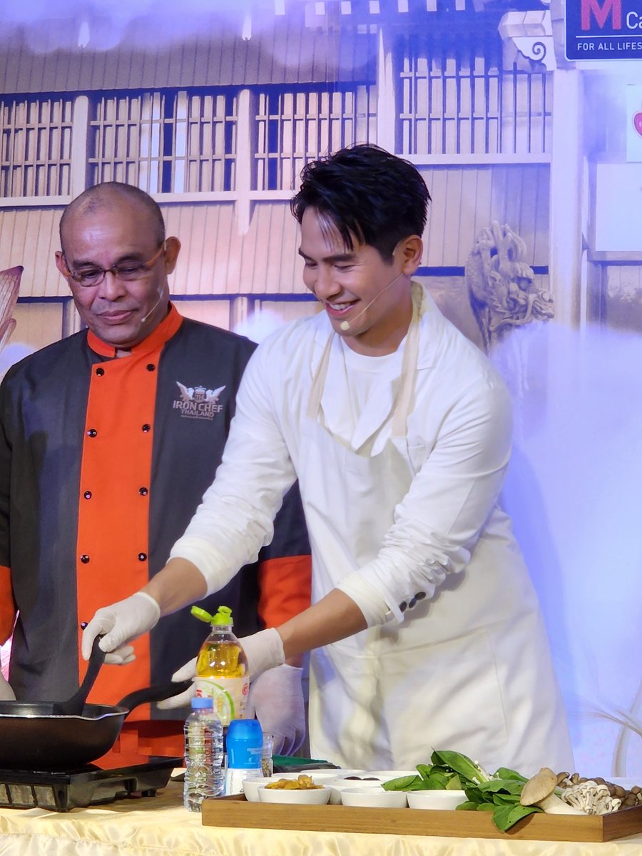 MOMPPLLL3's tweet photo. น้อนกลัวน้ำมันกระเด็นฮะ 
#กินเจเดอะมอลล์xpope https://t.co/UtTFYvtgR3