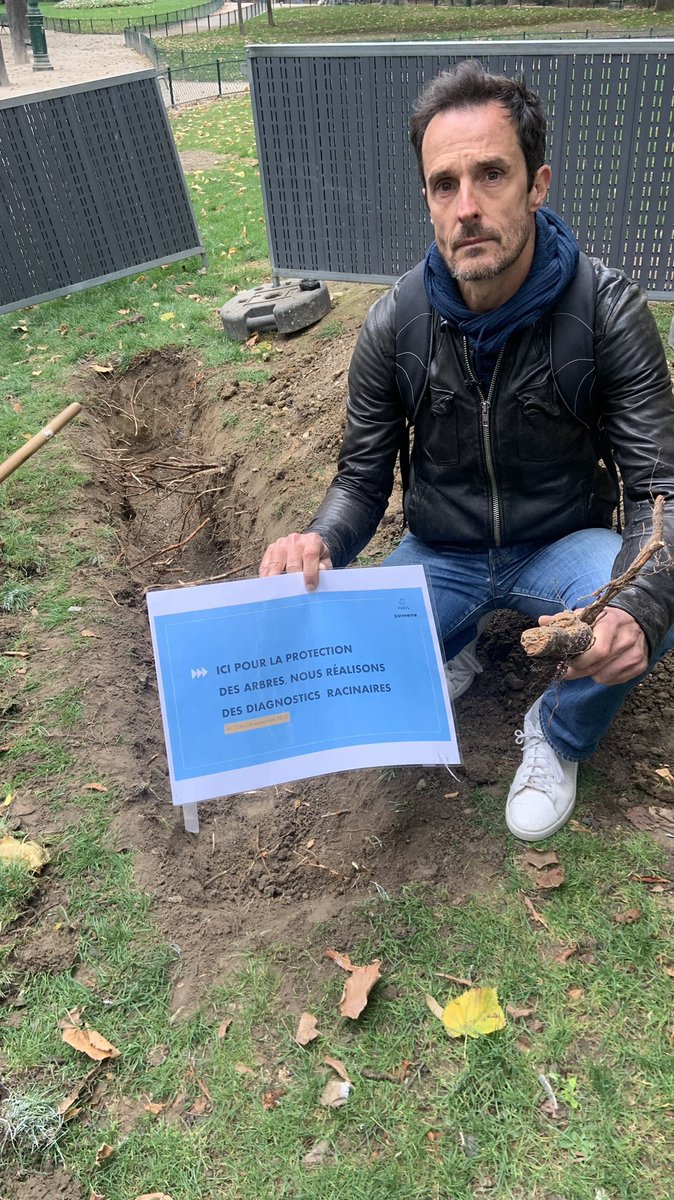 BGianeselli's tweet photo. « DIAGNOSTIC RACINAIRE » pour Christophe Najdovski ➡️ sectionner les racines d’un arbre à coups de pioche. 🧐 #ChampDeMars #OneSite https://t.co/34cVTFGu2Q