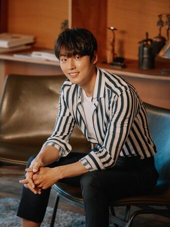 cinemadeinasia's tweet photo. Tal día como hoy pero de 1986 nació el gran #YoonShiYoon, Enlique para los amigos. Lo que tiene de guapo lo tiene de simpático y buena persona. Desprende bondad, una imagen de cariño mazo achuchable. Su carrera prácticamente es en tv con dramas que son todo un clásico. Muy top. https://t.co/KvBHmWfSjN