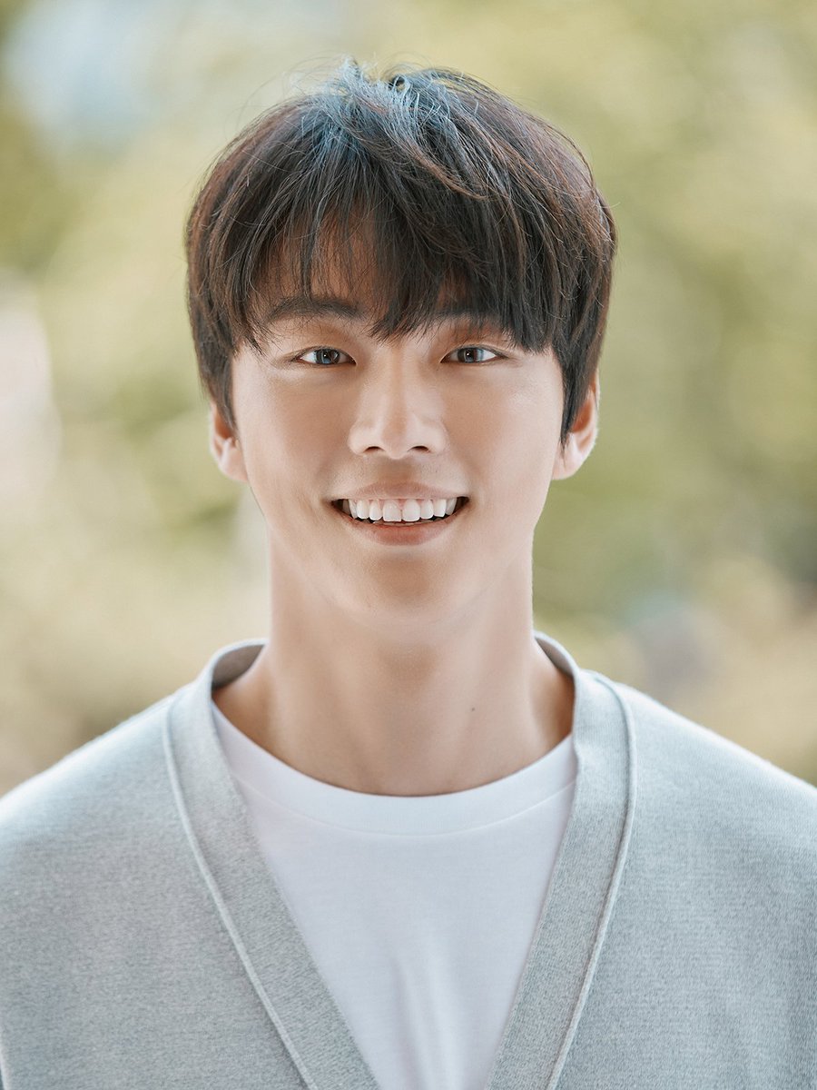 cinemadeinasia's tweet photo. Tal día como hoy pero de 1986 nació el gran #YoonShiYoon, Enlique para los amigos. Lo que tiene de guapo lo tiene de simpático y buena persona. Desprende bondad, una imagen de cariño mazo achuchable. Su carrera prácticamente es en tv con dramas que son todo un clásico. Muy top. https://t.co/KvBHmWfSjN