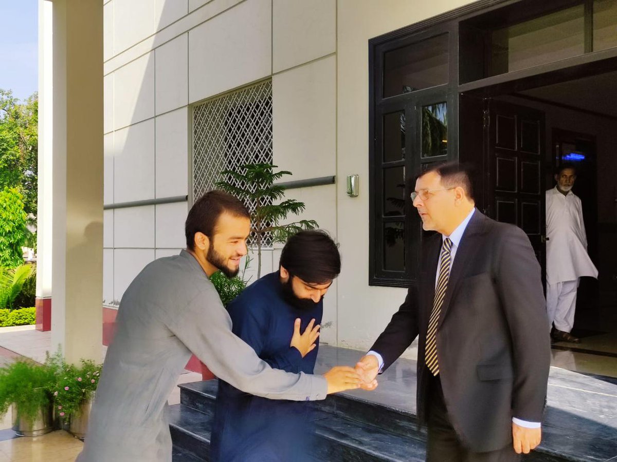 FatimazainabISF's tweet photo. صوبائی وزیر لیبر پنجاب عنصر مجید خان اور حسنین اولکھ ڈپٹی کنونئیر آئی ایس ایف پنجاب امیدوار پی پی 76 کے ہمرا وائس چانسلر پروفیسر ڈاکٹر قیصر عباس سے ملاقات یونیورسٹی میں طلبہ کے مسائل پے بات چیت۔
#ISFUOS🇧🇫
#LongliveISF🔥 https://t.co/yGPCz66d5X