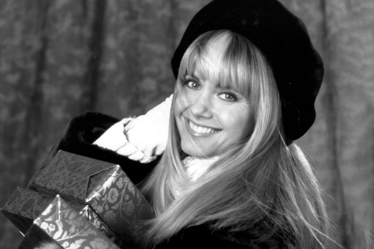Disney_Wiki's tweet photo. Happy Birthday, to the late Olivia Newton-John
For Disney, she portrayed Amy Miller in the made-for-television Christmas fantasy-comedy film, #AMomForChristmas, which aired on NBC. https://t.co/MYqwzhEfom