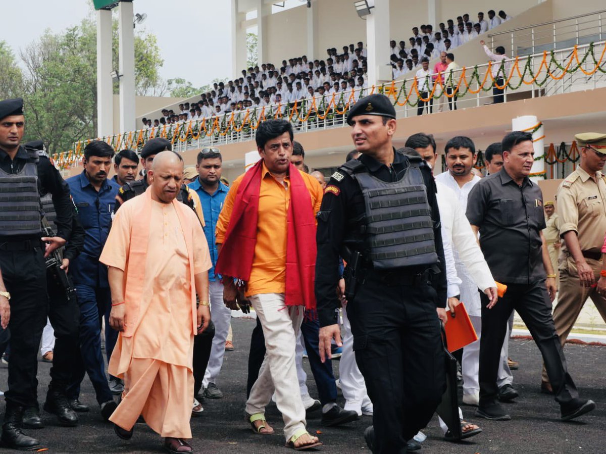 ravikishann's tweet photo. गोरखपुर  जंगल कौड़िया में बने महंत अवेद्यनाथ जी महराज राजकीय महाविद्यालय  के प्रेक्षागृह एवं  स्टेडियम के लोकार्पण कार्यक्रम में मा. मुख्यमंत्री @myogiadityanath महराज  जी के साथ उपस्थित रहा...! https://t.co/zCZ0uZ7Dyk