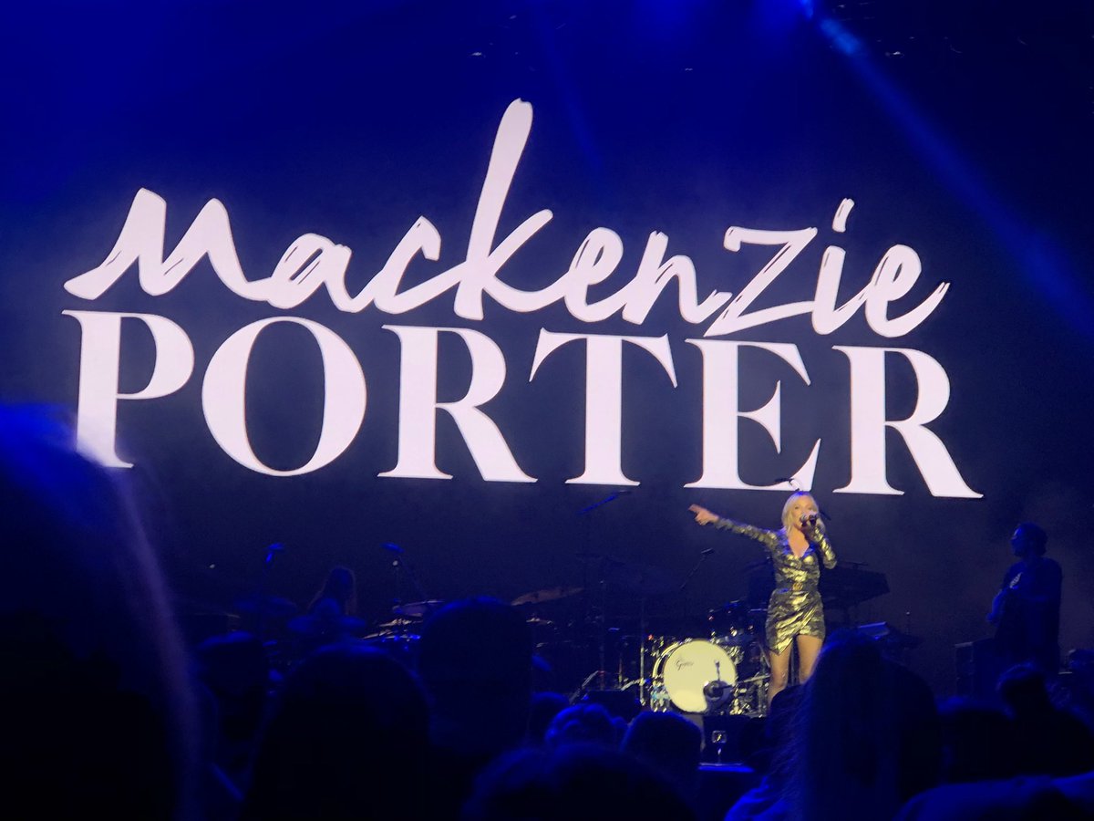 vonkon's tweet photo. @MacKenziePMusic Wow!! What a pre-show to @BradPaisley. A 🌟 https://t.co/ojoZFovsBX