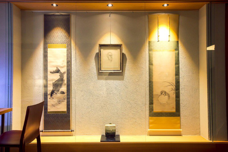 ROOT2_inc's tweet photo. 2階のご紹介^^

京都の四季折々の風景も美術品��ようにお楽しみ頂けますが、このお部屋には若冲など日本を代表する美術品や西洋アンティーク、現代アートも飾られておりまさに本物の美術館のようです。
アートに囲まれた空間でゆっくりとおくつろぎ頂けます。
キングベッド一台をご用意しております。 https://t.co/x1YGAU2iFK