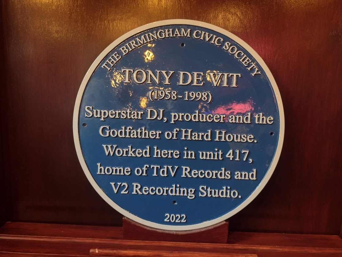 BirminghamCivic's tweet photo. Honoured to unveil a blue plaque in memory of Tony De Vit, legendary DJ and music producer of hard house &amp; hard NRG @custardfactory, a musical legacy transcending generations. A joyous day of happiness, sunshine &amp; smiles @NightingaleBrum @HeavenLGBTClub @BirminghamPride https://t.co/k1HW6yVn45