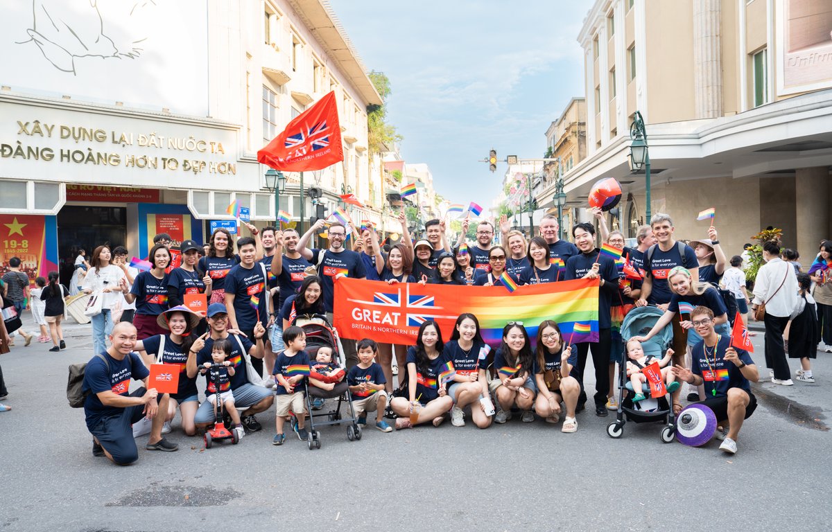 UKinVietnam's tweet photo. Join us in looking at wonderful moments of Hanoi Pride 2022 and celebrating love, equality, and diversity!
 
Love wins! 🌈🌈🌈

#GREATLove #LoveisLove #Pride https://t.co/1qZD8pqpvF