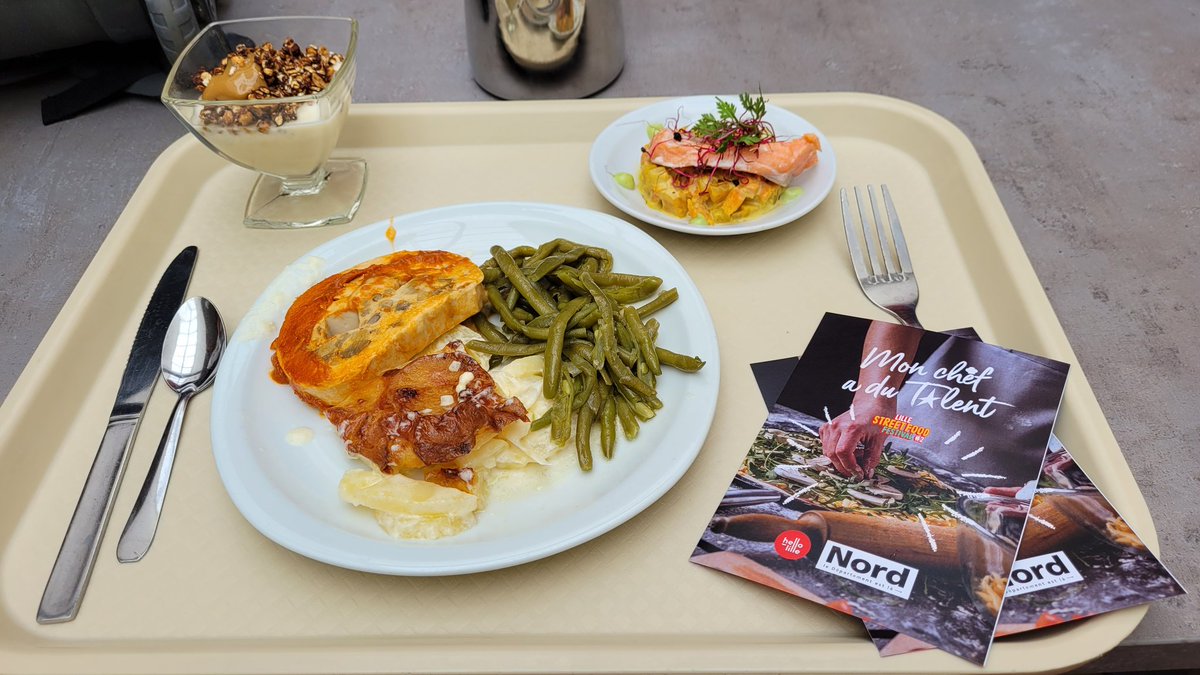 Hello_Lille's tweet photo. #LilleStreetFoodFestival
Ce midi ➡️ le Collège Boris Vian à Croix
Thibaut Gamba Chef⭐️ du Clarance a élaboré un Menu spécial avec Sandy Détienne la Cheffe du Collège. Pour le + grand plaisir des collégiens.
Un beau partenariat avec @departement59 !
#hellolille #MonChefADuTalent https://t.co/6a5L4Ars5d