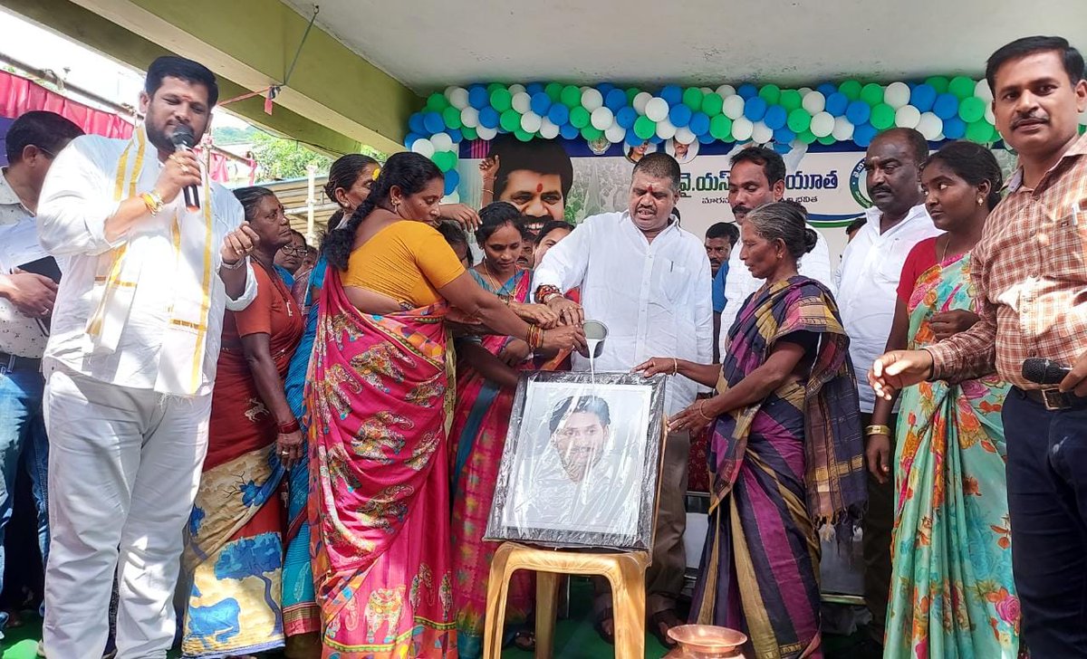 AvanthiSrinivas's tweet photo. మహిళల సంక్షేమమే రాష్ట్ర ముఖ్యమంత్రి జగన్ మోహన్ రెడ్డి గారి లక్ష్యం అని శాసనసభ్యులు గౌ.ముత్తంశెట్టి శ్రీనివాసరావు గారు అన్నారు పద్మనాభం మండలం మండల పరిషత్ కార్యాలయంలో ఏర్పాటు చేసిన నవరాత్నాలు లో బాగంగా ప్రవేశపెట్టిన జగనన్న చేయూత కార్యక్రమం లో ఆయన ముఖ్య అతిథిగా పాల్గొన్నారు
#Avanthi https://t.co/Slsy0GS1Ja