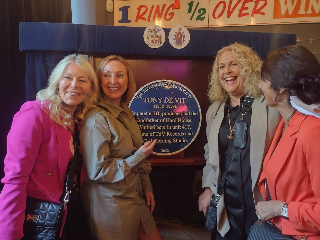 BirminghamCivic's tweet photo. Honoured to unveil a blue plaque in memory of Tony De Vit, legendary DJ and music producer of hard house &amp; hard NRG @custardfactory, a musical legacy transcending generations. A joyous day of happiness, sunshine &amp; smiles @NightingaleBrum @HeavenLGBTClub @BirminghamPride https://t.co/k1HW6yVn45