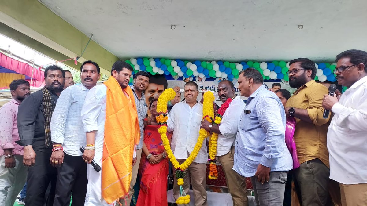AvanthiSrinivas's tweet photo. మహిళల సంక్షేమమే రాష్ట్ర ముఖ్యమంత్రి జగన్ మోహన్ రెడ్డి గారి లక్ష్యం అని శాసనసభ్యులు గౌ.ముత్తంశెట్టి శ్రీనివాసరావు గారు అన్నారు పద్మనాభం మండలం మండల పరిషత్ కార్యాలయంలో ఏర్పాటు చేసిన నవరాత్నాలు లో బాగంగా ప్రవేశపెట్టిన జగనన్న చేయూత కార్యక్రమం లో ఆయన ముఖ్య అతిథిగా పాల్గొన్నారు
#Avanthi https://t.co/Slsy0GS1Ja