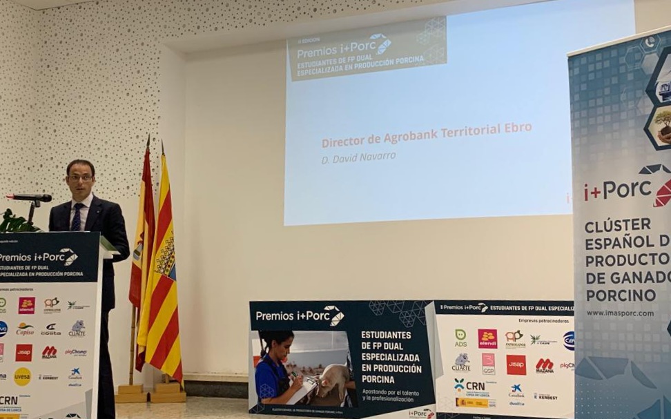 CABK_Dualiza's tweet photo. Participamos en la entrega de premios de #imasporc a los mejores estudiantes de dual de Aragón del ciclo especializado en porcino. 

🖊️Dos sectores, la formación y el agro, con los que estamos plenamente comprometidos como recuerda @DavidNavarroMa5 desde @AgroBank_CABK 
#FP #Dual https://t.co/qsWDpDCFV6