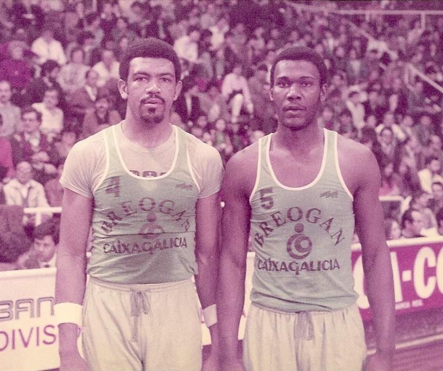 AgrasFernando's tweet photo. Buenos días, el paso del tiempo ha descolorido las imágenes, pero no por ello dejan de ser unas auténticas JOYAS del MAESTRO Fornies #JimmyWright #TatoAbadia y #SamPellom (substituto del lesionado) #JimmyAllen en el #Palau 19/01/1985 #ArchivoBREO https://t.co/I55NKswxOs