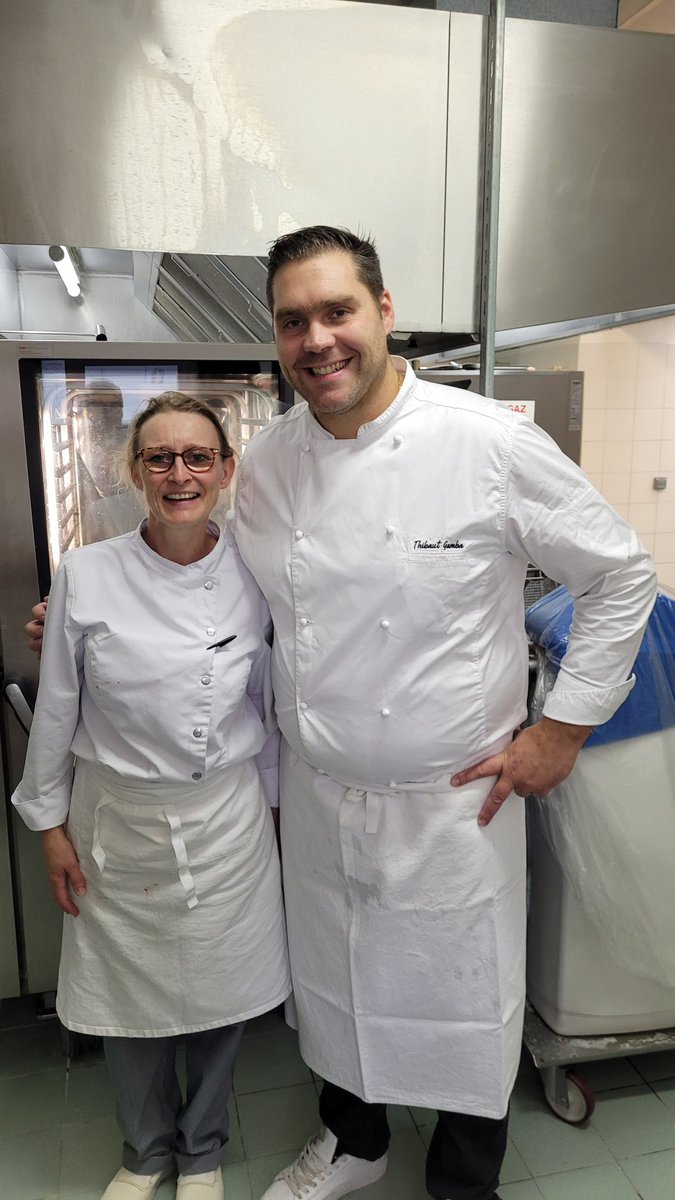 Hello_Lille's tweet photo. #LilleStreetFoodFestival
Ce midi ➡️ le Collège Boris Vian à Croix
Thibaut Gamba Chef⭐️ du Clarance a élaboré un Menu spécial avec Sandy Détienne la Cheffe du Collège. Pour le + grand plaisir des collégiens.
Un beau partenariat avec @departement59 !
#hellolille #MonChefADuTalent https://t.co/6a5L4Ars5d