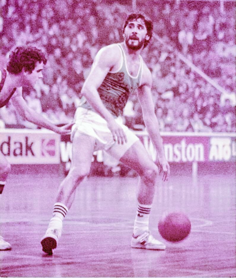AgrasFernando's tweet photo. Buenos días, el paso del tiempo ha descolorido las imágenes, pero no por ello dejan de ser unas auténticas JOYAS del MAESTRO Fornies #JimmyWright #TatoAbadia y #SamPellom (substituto del lesionado) #JimmyAllen en el #Palau 19/01/1985 #ArchivoBREO https://t.co/I55NKswxOs