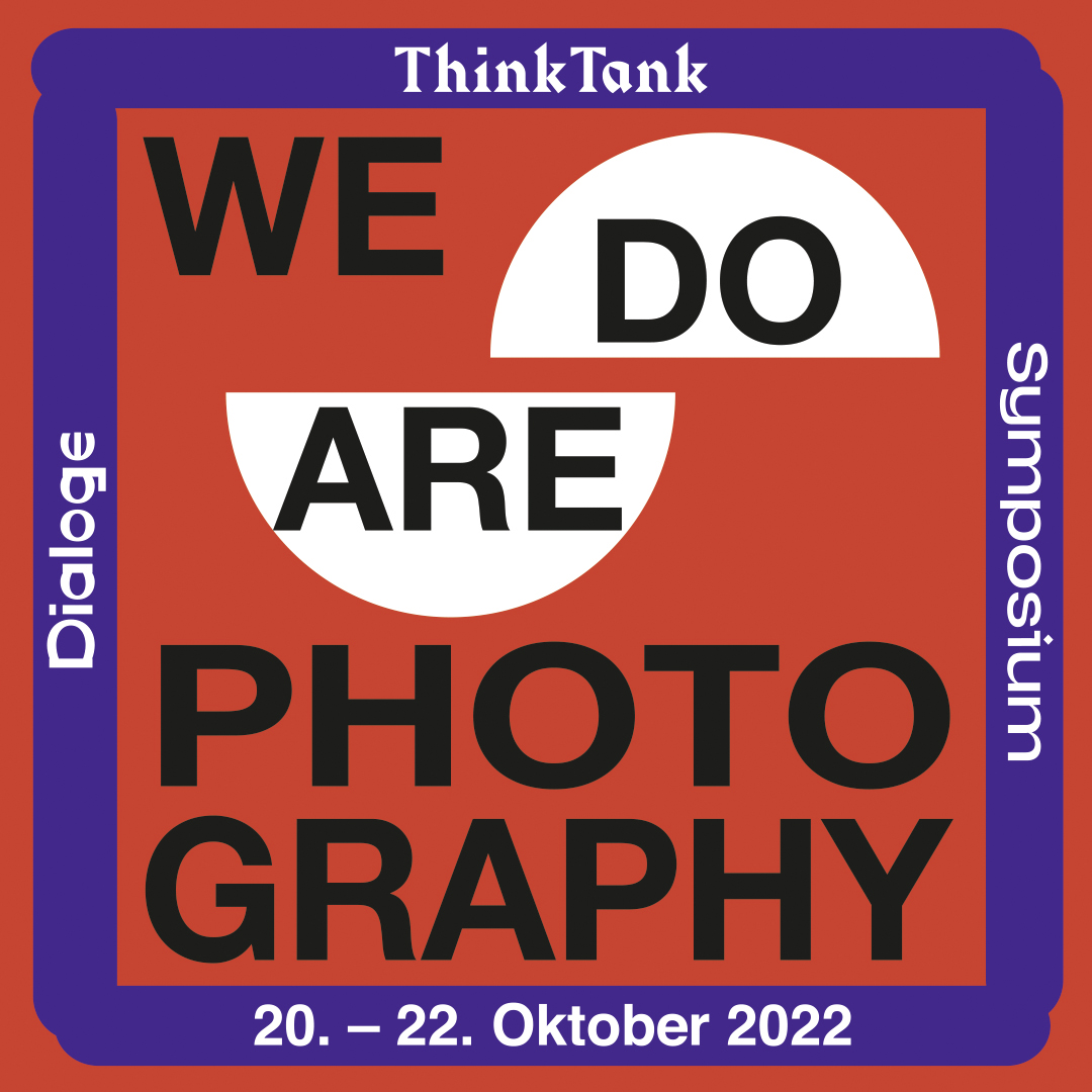 In Vorbereitung auf das nächste #photoszenefestival im Mai 2023 veranstaltet die #InternationalePhotoszene Köln das mehrtägige Veranstaltungsprogramm We Do/Are Photography aus Impulsen, Dialogen, Gesprächsreihen und einem #Symposium zu aktuellen Themenfeldern der Fotografie.