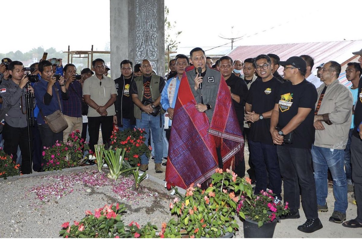 MJunaidi578's tweet photo. Ziarah ke Makam Leluhur Istri, AHY Didoakan Jadi Pemimpin Indonesia #DemokratBelaRakyat AHY Pimpin Perubahan https://t.co/UYy9klongt https://t.co/RdWIC5L5Rh