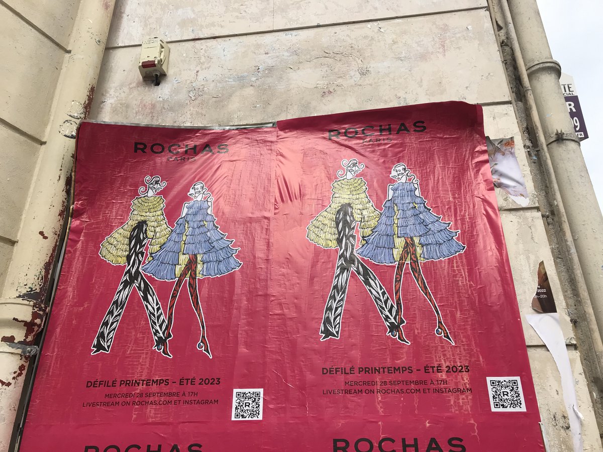 PARISMARAIS's tweet photo. ROCHAS, c'est vraiment plus ce que c'était. Coller des affiches dégoulinantes sur les murs du marais, c'est un job de #gougnafiers @interparfums L'affichage sauvage est illégal et contre productif. #dirtylist https://t.co/1xJ4V3axbE