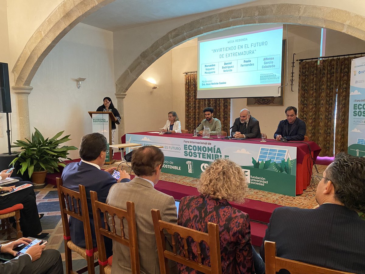 SocialUex's tweet photo. 🗣️ Arranca la segunda mesa redonda de hoy: 
💬 “Invirtiendo en el Futuro de #Extremadura”
➡️ Modera @rbatista4 
#IForoEconomiaSostenible ♻️ https://t.co/Ws7eqyc60m