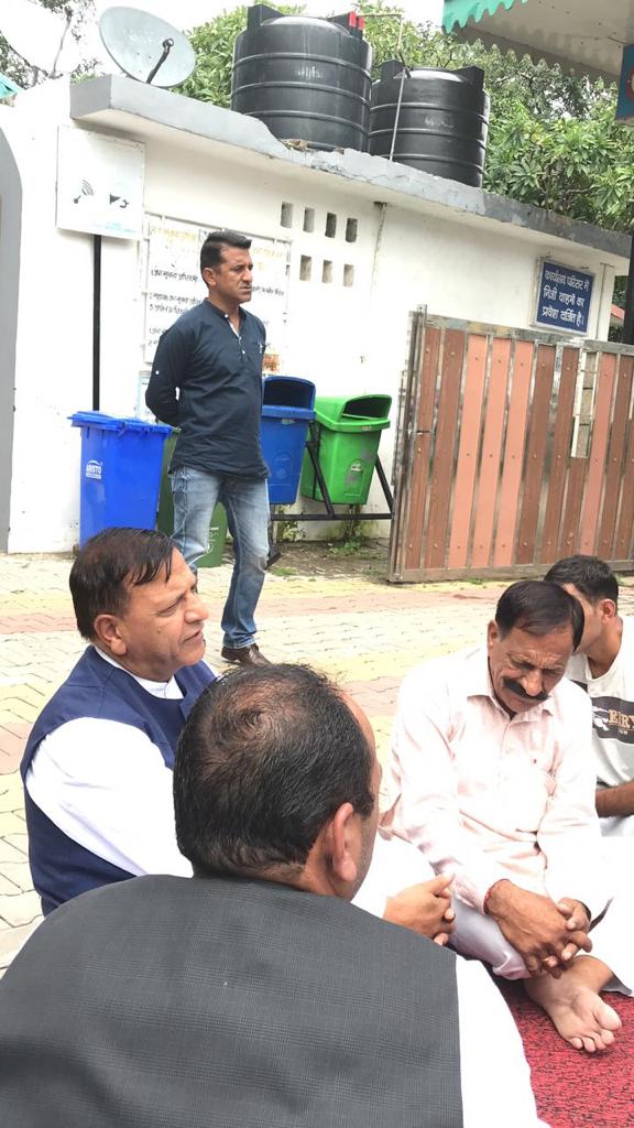 Kinshuk_gurjar's tweet photo. ST आरक्षण से छेड़छाड़ के विरोध मे DC ऑफिस नाहन के बाहर भूख हड़ताल पर बैठे गुर्जर समुदाय के लोग, सरकार ST के भीतर हमारा 5% अलग रिज़र्व करे 🙏
विधायक राजीव बिंदल जी एवं विधायक प्रत्याशी अजय सोलंकी जी हड़ताल पर बैठे गुर्जरों से मिले!
@AmitShah https://t.co/IpO65evkhP