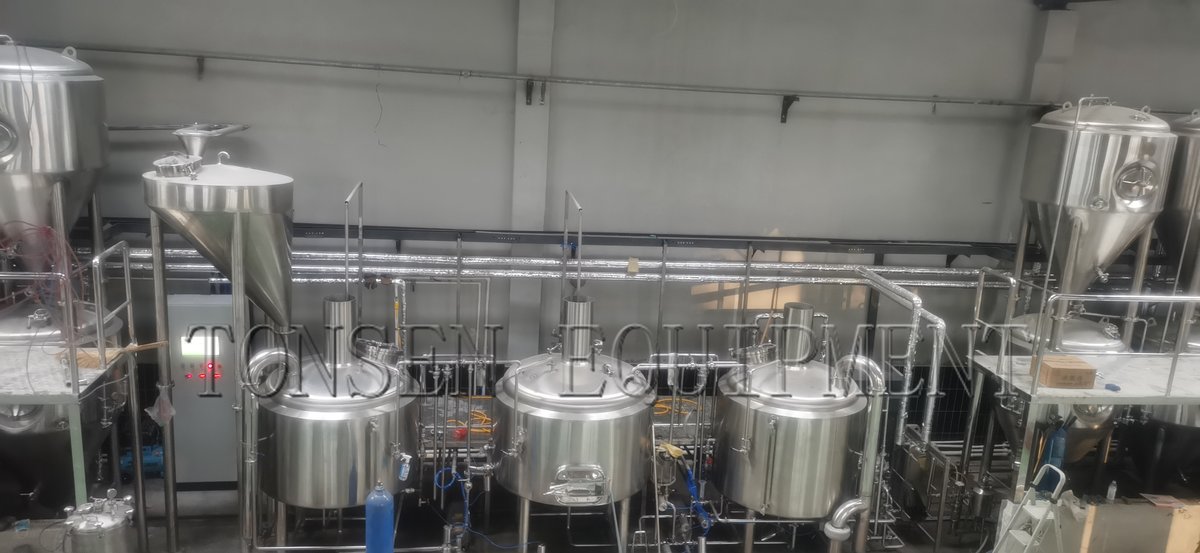 HelenLiu2018's tweet image. 1000l 3 vessels Brewhouse placed in the middle, fermenters are double-layered with a platform for saving space if your brewery is enough high. 
Email: helen@tonsenbrew.com
Whatsapp: +86 153 1556 2731
#tonsen #fermenter #beerbrewing #beer #brewingco #unitank #fv #cct #bbt #brewing