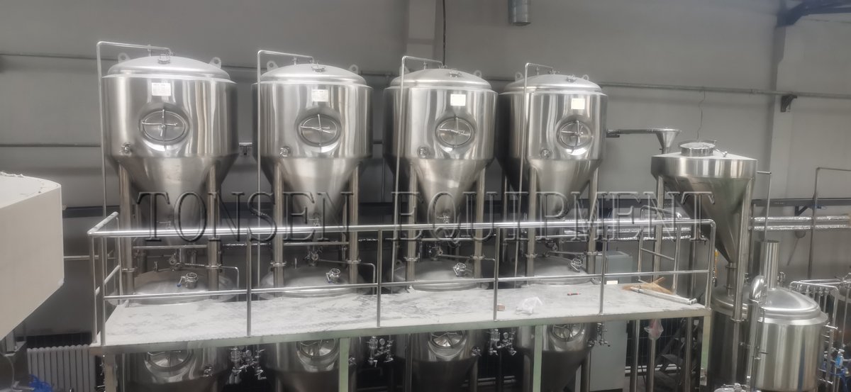 HelenLiu2018's tweet image. 1000l 3 vessels Brewhouse placed in the middle, fermenters are double-layered with a platform for saving space if your brewery is enough high. 
Email: helen@tonsenbrew.com
Whatsapp: +86 153 1556 2731
#tonsen #fermenter #beerbrewing #beer #brewingco #unitank #fv #cct #bbt #brewing