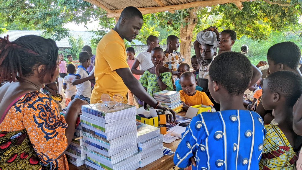 C'est la reprise des classes pour nos jeunes sœurs et frères!Nous pensons en particulier aux orphelins nécessiteux dont nous avons la charge et aux reste dans le monde entier!Que le Seigneur soit leur guide au cours de cette nouvelle année scolaire 
#rentreescolaire20222023
#FAOD