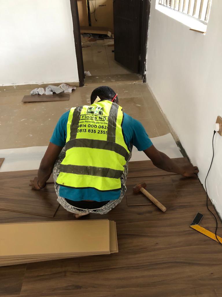 Floorsbenin's tweet photo. C'est lundi famclient 🤗🤗
Découvrez notre plancher nouvellement installé 😉😉
Nous sommes toujours prêts à récupérer votre commande en ligne 📱📲 et hors ligne 🧾

#floorsdecorbenin #everythingfloor #floortogo #estatedevelopers #IndoorFlooring #interiorfloor #hotelsandresorts https://t.co/A9jtr93nQS
