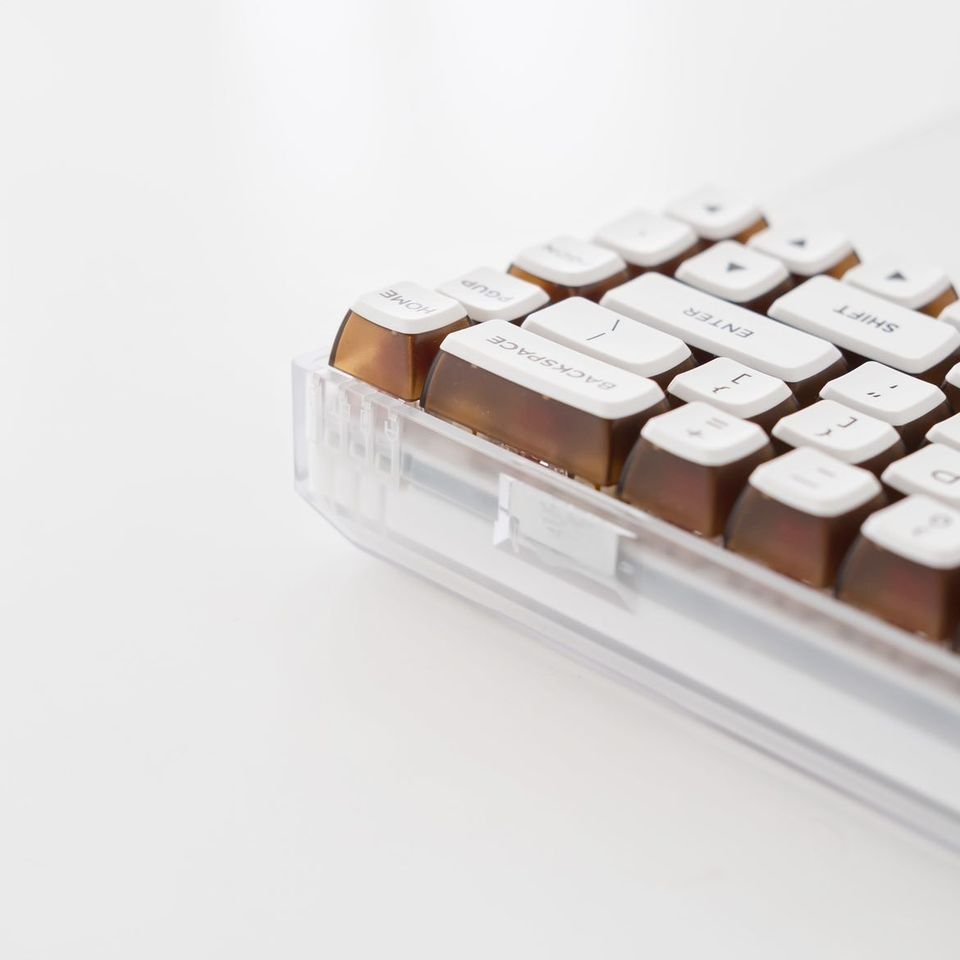 Hexgears1's tweet photo. Hexgears Soda68 pre-built kit + Soda68 Kailh CO Red Boxswitches + Soda68 White Tee Pudding Keycaps
๐ง&๐ท by @ edwardtanujayaa
#hexgears #kailh #puddingkeycaps #mechanicalkeyboard #keyboard #setup #keycaps #desksetup #keeb #puddingcaps #mechkeys #keyboarddesign #gamingpcbuild https://t.co/mfpBWvKzo0