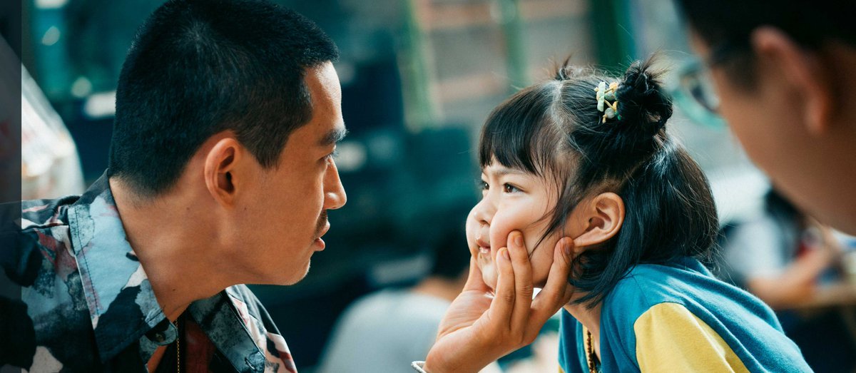 Hatiku hangat, tawaku berulang kali meledak &amp; air mataku pun sulit berhenti mengalir selama nonton 'Lighting Up the Stars' di Netflix. 

Ini adalah tontonan mengharu biru tentang seorang bocah yatim yg temukan figur ayah dalam wujud seorang pengurus jenazah penuh masalah. Bagus!