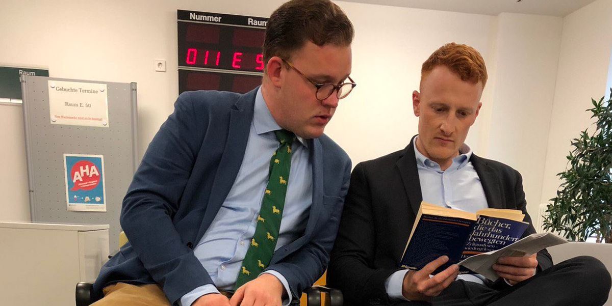 #Thread
Der mehrfach verurteilte Gewalttäter und Identitäre Mario Müller erhält bald Zutritt zum <a href="/Bundestag/">Deutscher Bundestag</a>!
Das Bild zeigt ihn mit dem #Berlin|er JA-Vorsitzenden Martin Kohler am 8.7. in der Ausweisstelle in der Wilhelmstraße 65.
Feinde der Demokratie sitzen in Herzkammer!